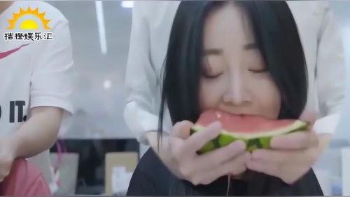 吃瓜黑衣女,她背后的故事与传奇