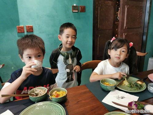 女娃娃吃瓜,女娃娃的甜蜜吃瓜时光