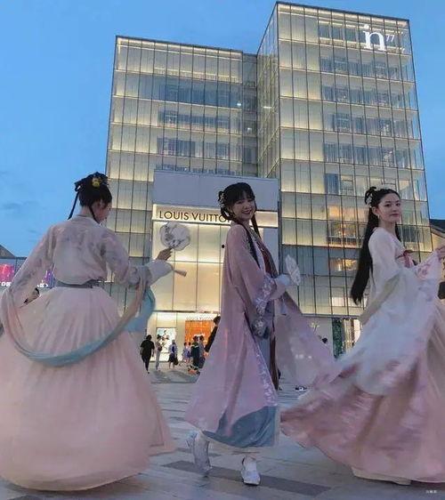 穿汉服吃瓜,体验传统汉服与现代生活的完美融合